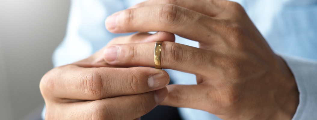 engagement-ring-finger-for-men